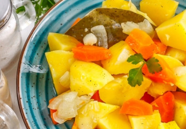 Картофель, тушенный с морковью и луком