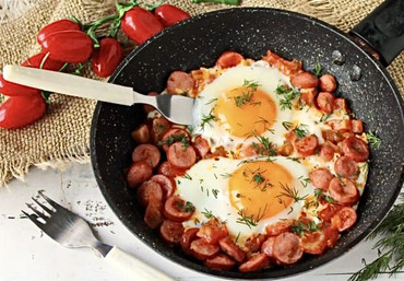 Яичница глазунья 2 яйца с сосисками